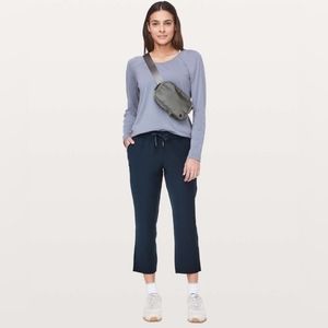 Lululemon On The Fly Crop Woven 23" True Navy Size 10